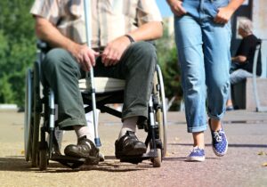 El edadismo suele provocar consecuencias en la salud física de las personas.