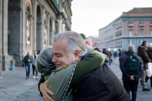 El abrazo alivia el dolor.