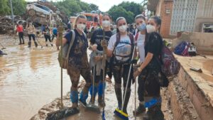 Los jóvenes se han organizado como voluntarios para ayudar en Valencia.