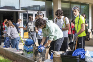 los jovenes se han volcado en ayudar a las personas damnificadas por la dana